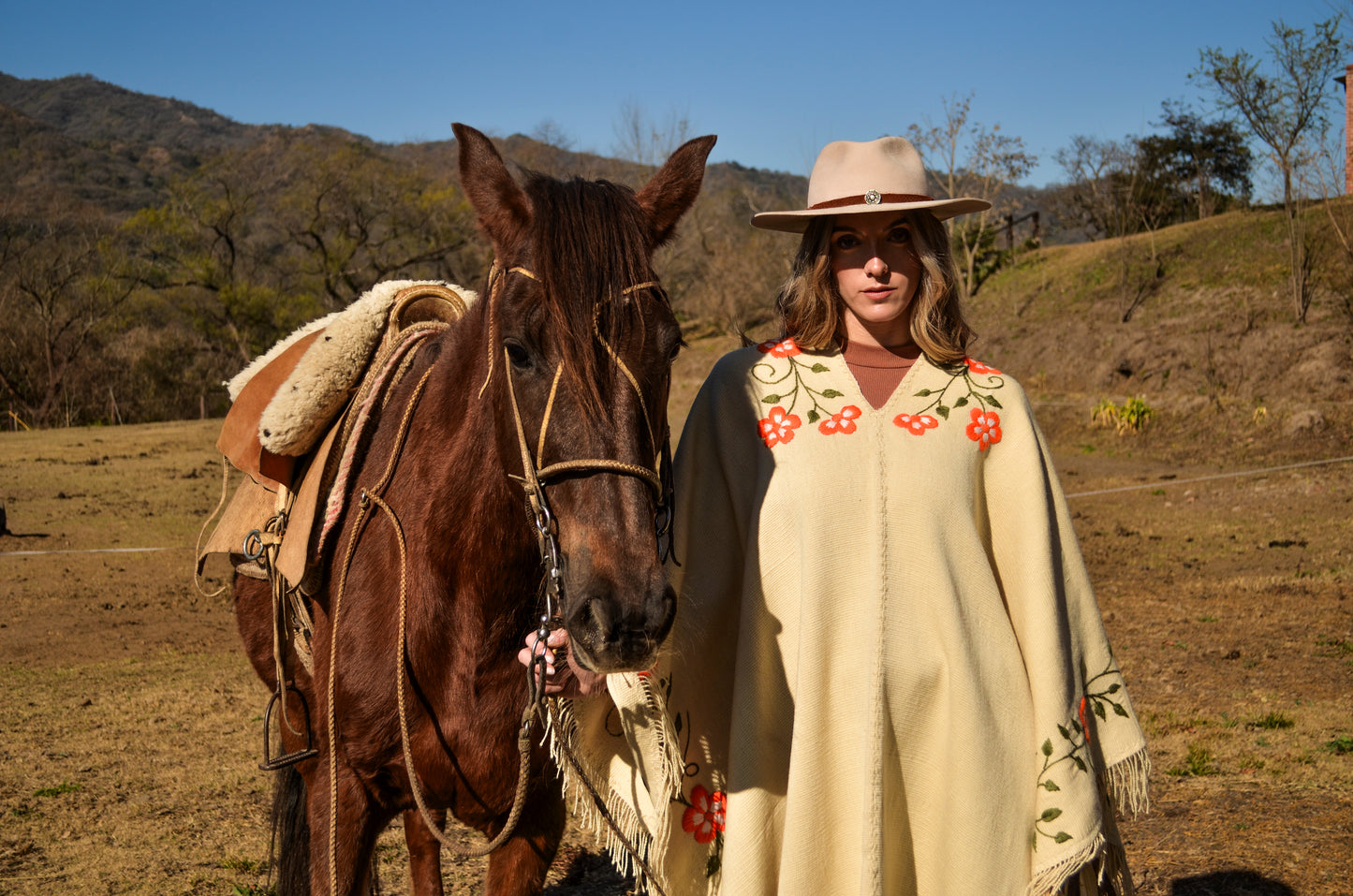 Poncho Bordado "Tandil" Telar Criollo