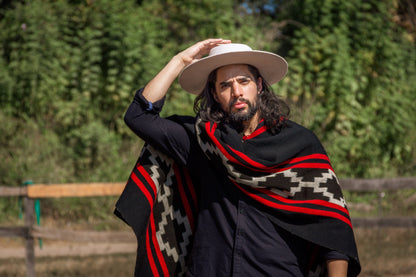 Poncho "Iriarte" Obra en Telar Criollo