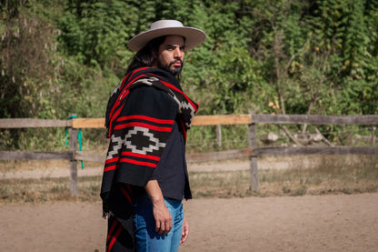 Poncho "Iriarte" Obra en Telar Criollo