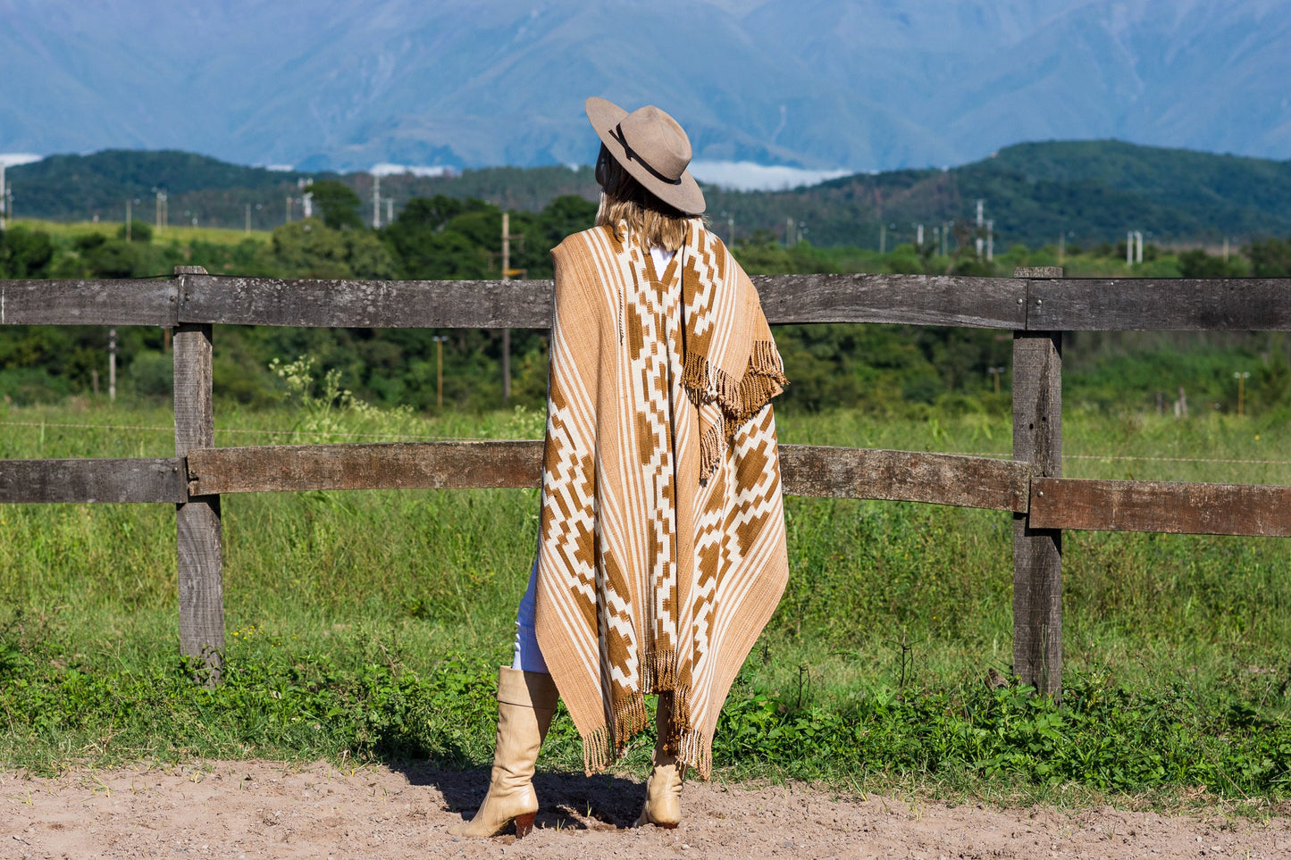 Poncho "Lavalle" Obra en Telar Criollo