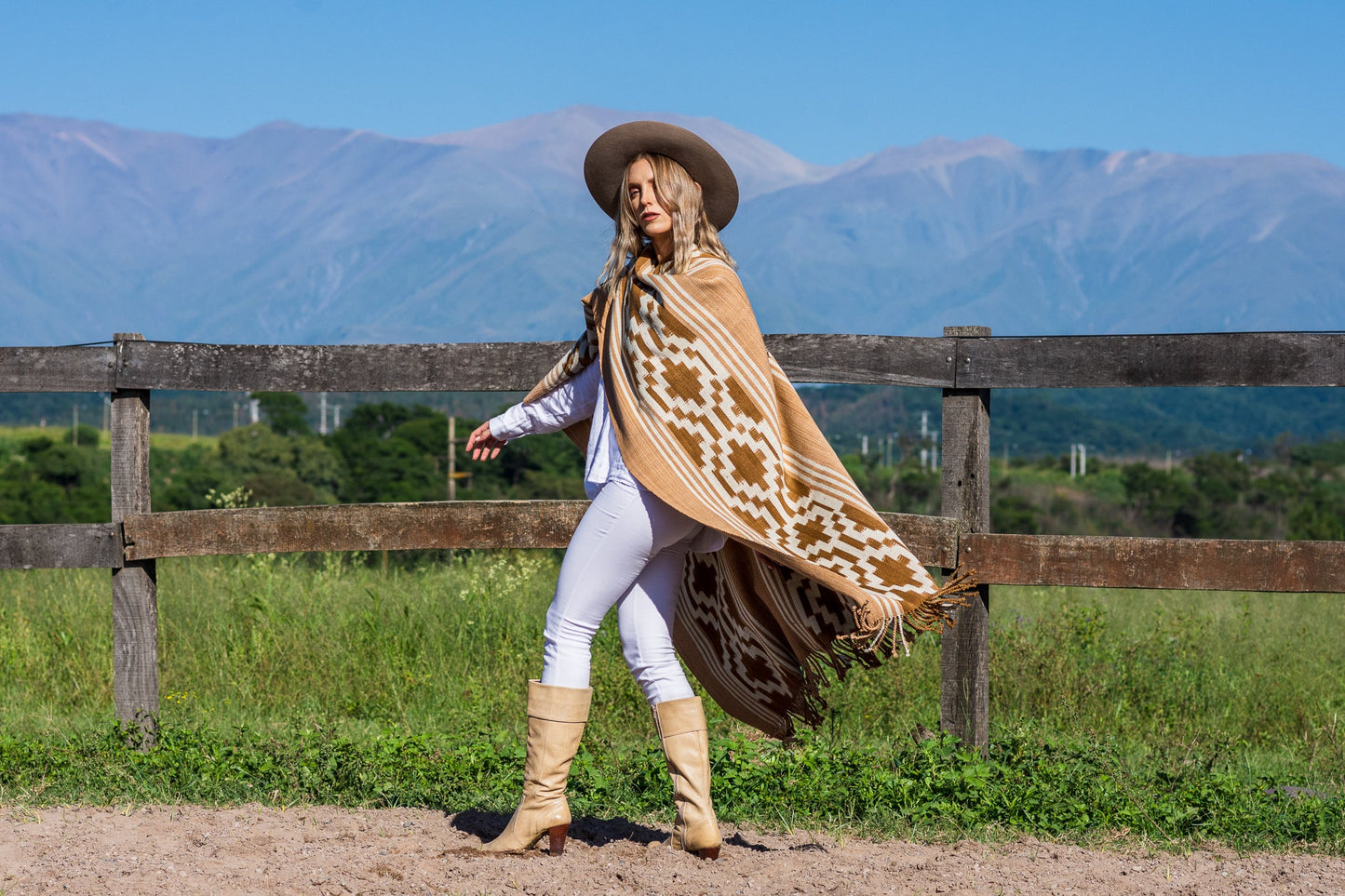 Poncho "Lavalle" Obra en Telar Criollo